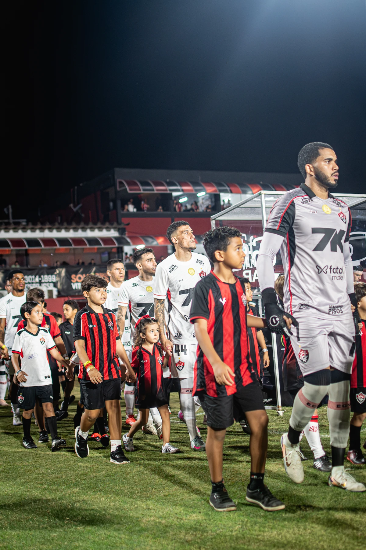 Mascotinhos com os jogadores do Vitória  por Victor Ferreira/EC Vitória