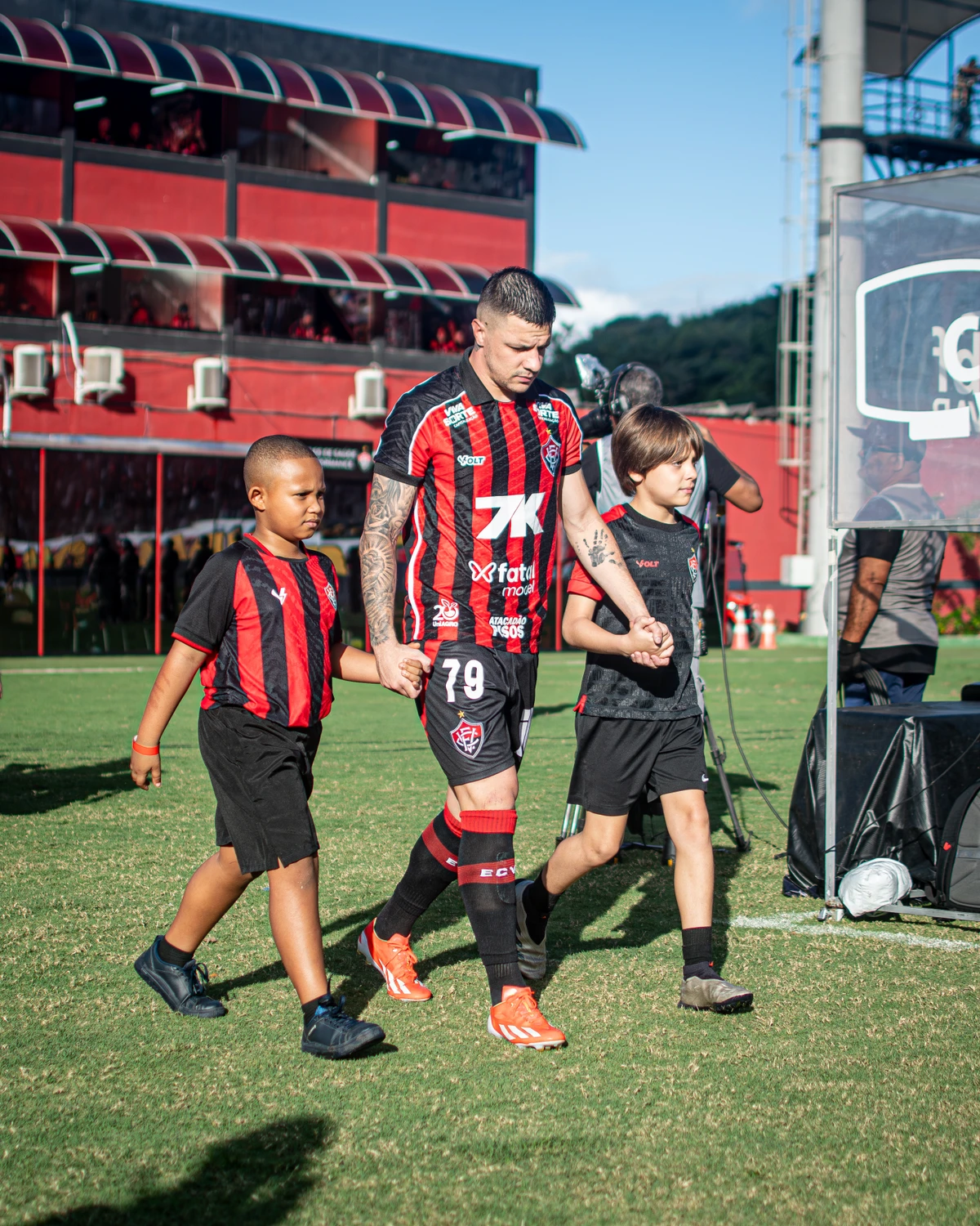 Mascotinhos com os jogadores do Vitória  por Victor Ferreira/EC Vitória