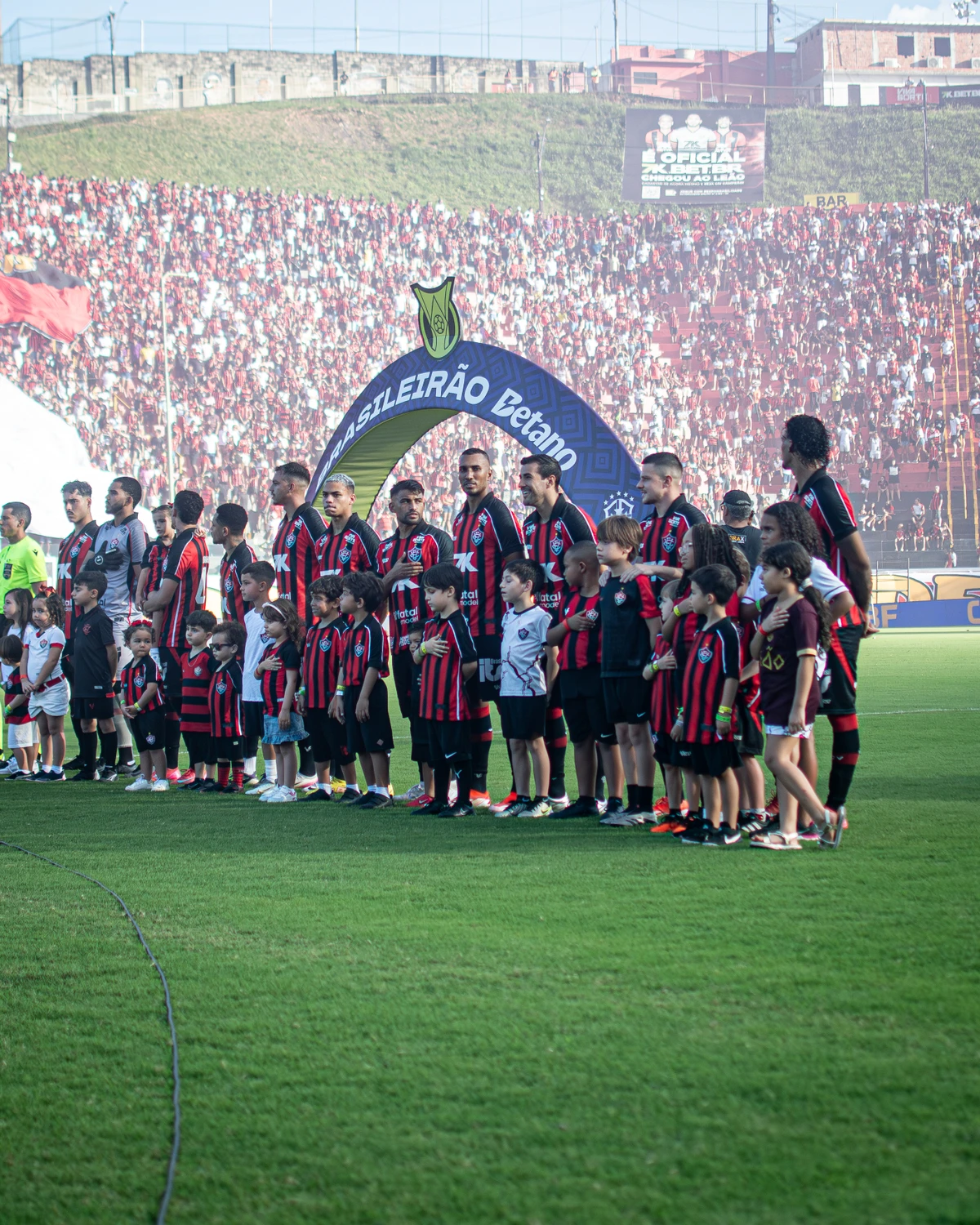 Mascotinhos com os jogadores do Vitória  por Victor Ferreira/EC Vitória