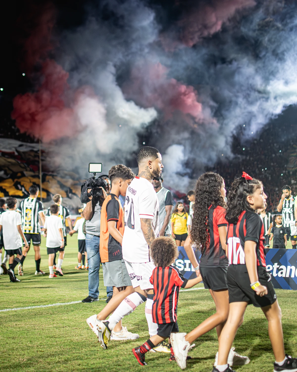 Mascotinhos com os jogadores do Vitória  por Victor Ferreira/EC Vitória