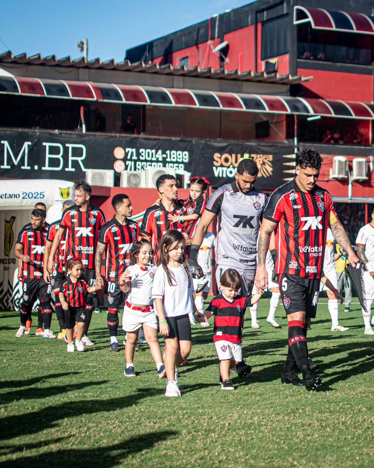 Mascotinhos com os jogadores do Vitória  por Victor Ferreira/EC Vitória