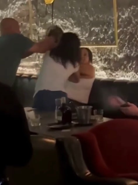 Mulheres brigaram dentro de restaurante em Feira de Santana  por Reprodução 
