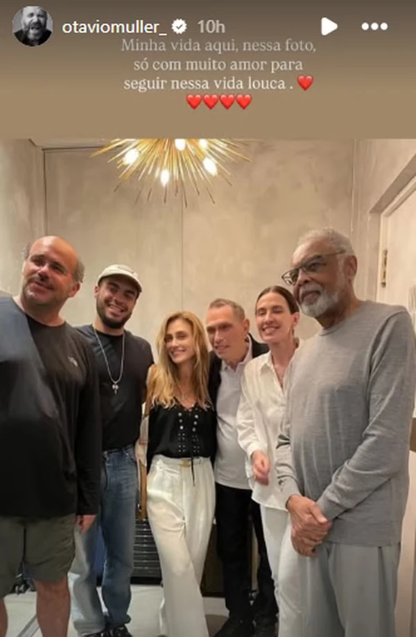 Otávio Müller ao lado de Francisco Gil, Amora Mautner, Jorge Mautner, Gilberto Gil e Flora Gil