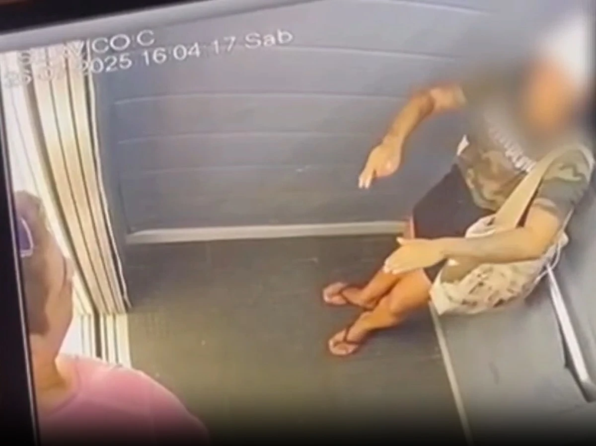 Por volta das 16h, os dois são flagrados por câmeras de segurança no elevador do condomínio por Reprodução/CNN