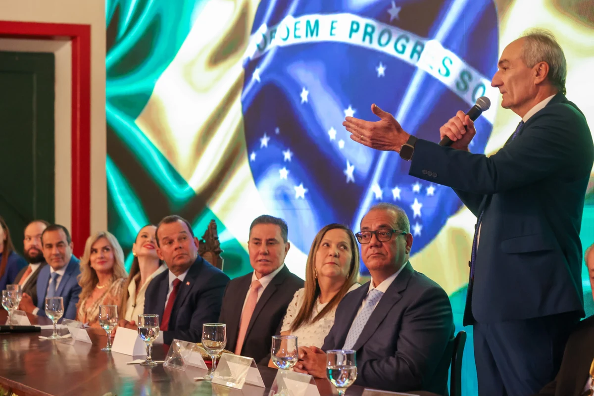 Paulo Cavalcanti (de pé), presidente do Conselho Superior da ACB por Marina Silva/CORREIO