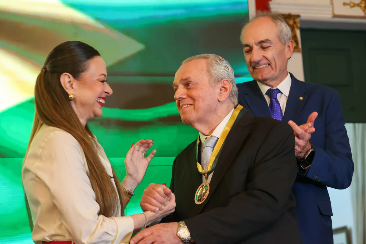 Isabela Suarez cumprimenta Wilson Andrade por Marina Silva/CORREIO