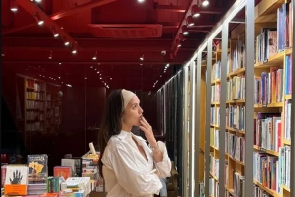 Rafa Kalimann apareceu em loja de livros decorativos
