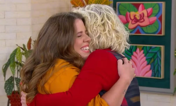 Tati Machado retorna ao Mais Você e se emociona com Ana Maria