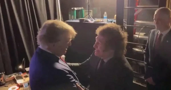 A primeira vez que os dois se encontraram foi em fevereiro de 2024, durante a Conferência Política de Ação Conservadora (CPAC), em Washington por Reprodução