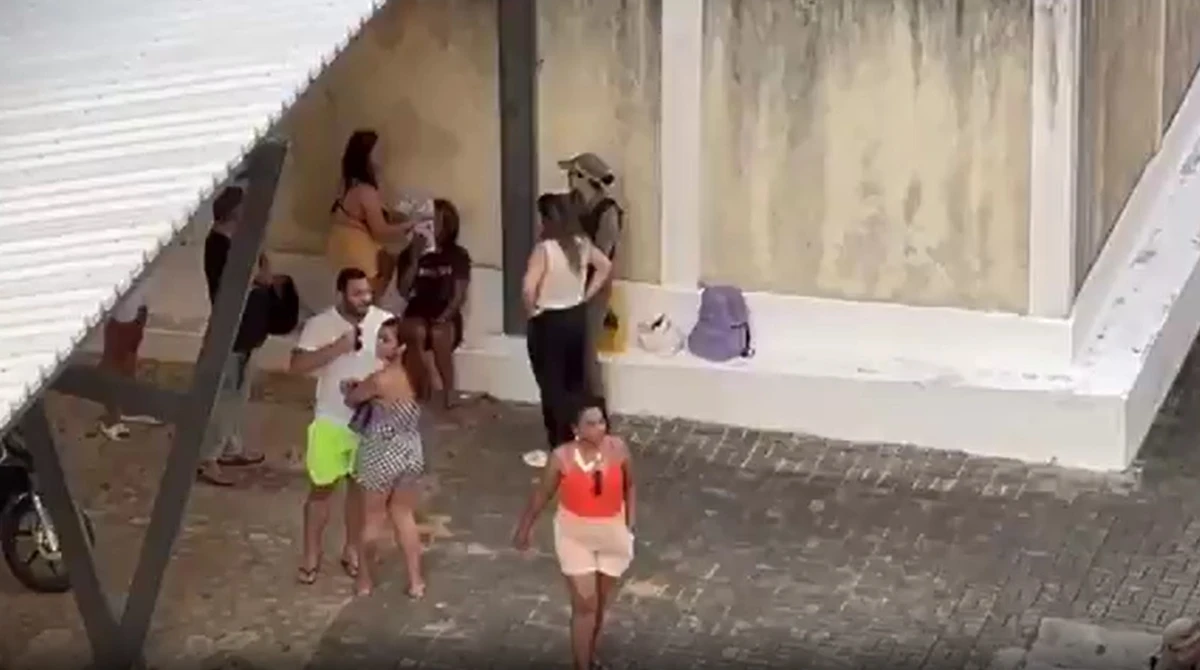 Vítima recebeu apoio de moradores por Reprodução/CNN
