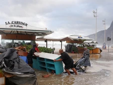 Imagem - Vídeos: mar invade orla do Rio de Janeiro, e alerta de ressaca segue até quinta-feira (31)