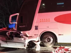 Imagem - Cinco pessoas morrem após carro bater em ônibus que voltava da Bahia