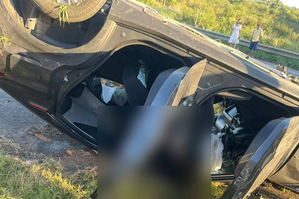 Carro capotou após sair da pista por Reprodução/ Rede sociais
