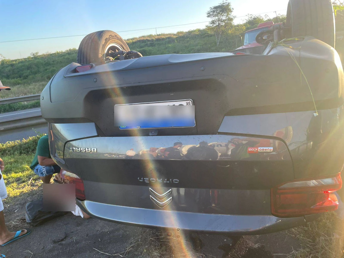 Carro capotou após sair da pista por Reprodução/ Rede sociais