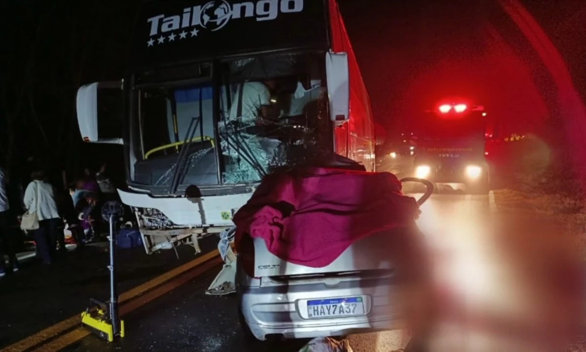 Cinco pessoas morrem após carro bater em ônibus que voltava  da Bahia por Reprodução / Divulgação, Samu 