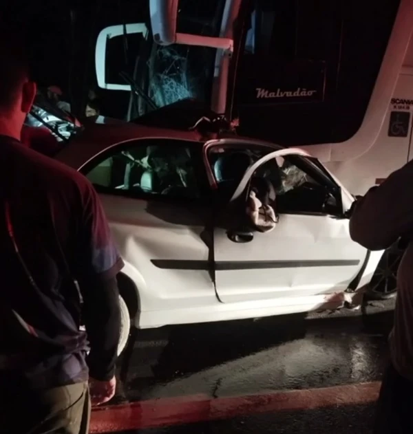 Cinco pessoas morrem após carro bater em ônibus que voltava  da Bahia por Reprodução / Divulgação, Samu 