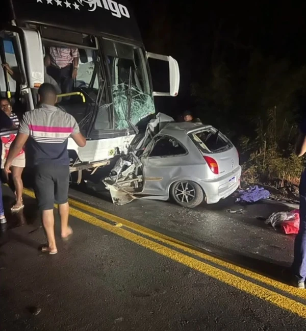 Cinco pessoas morrem após carro bater em ônibus que voltava  da Bahia por Reprodução / Divulgação, Samu 