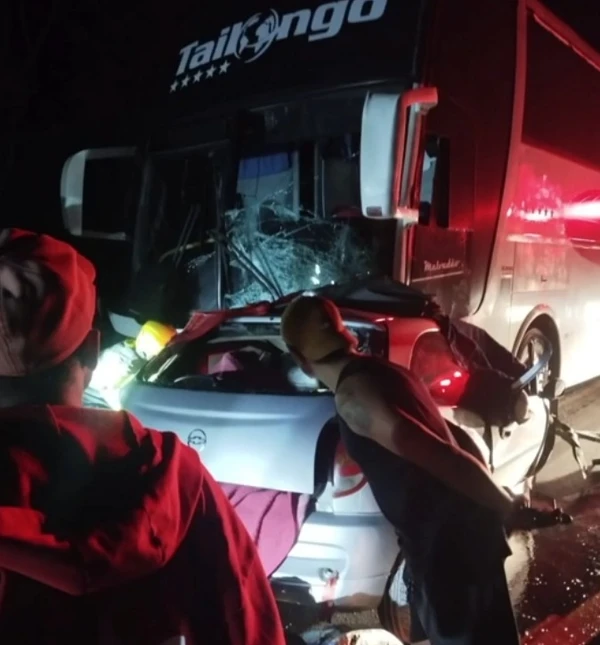 Cinco pessoas morrem após carro bater em ônibus que voltava  da Bahia por Reprodução / Divulgação, Samu 