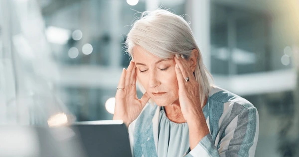 Dor de cabeça pode ser sintoma de graves doenças por Shutterstock