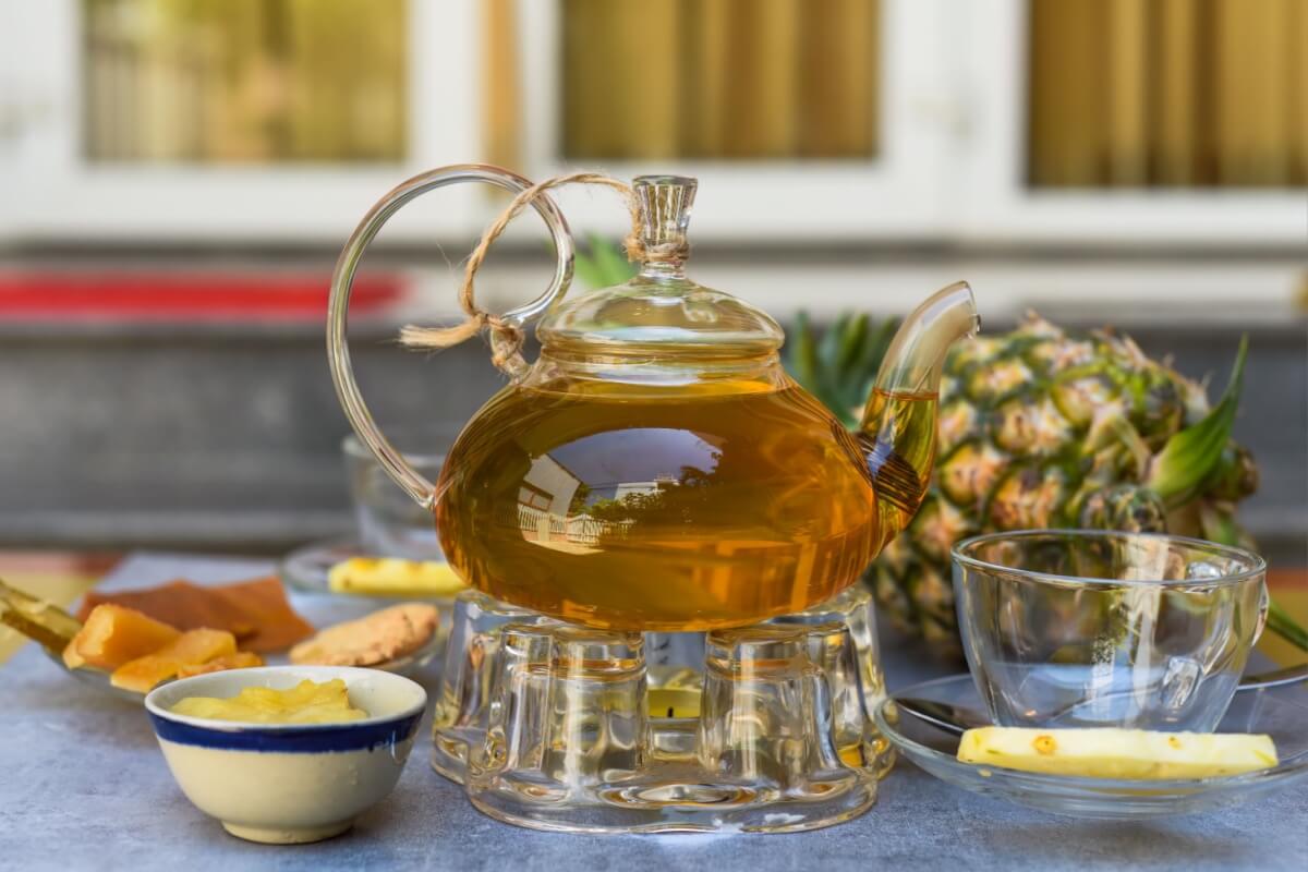 Chá de casca de abacaxi com canela (Imagem: Tanya_Terekhina | Shutterstock)