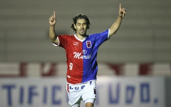 Josiel (Paraná) - 12 gols a essa altura em 2007 por Reprodução