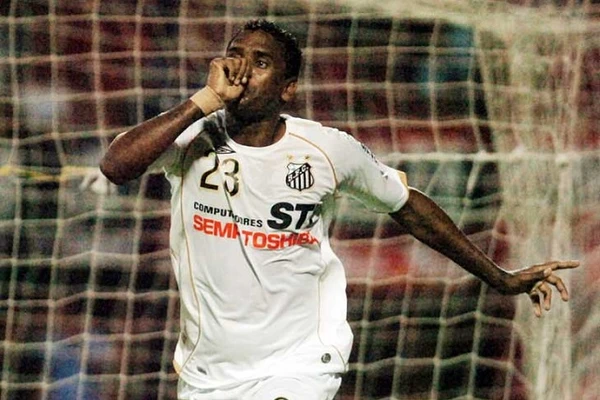 Kléber Pereira (Santos) - 13 gols a essa altura em 2008 por Reprodução