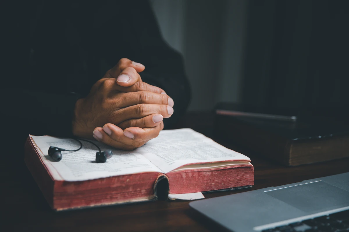 Pastor é preso por abusar de jovens da igreja em sessões espirituais