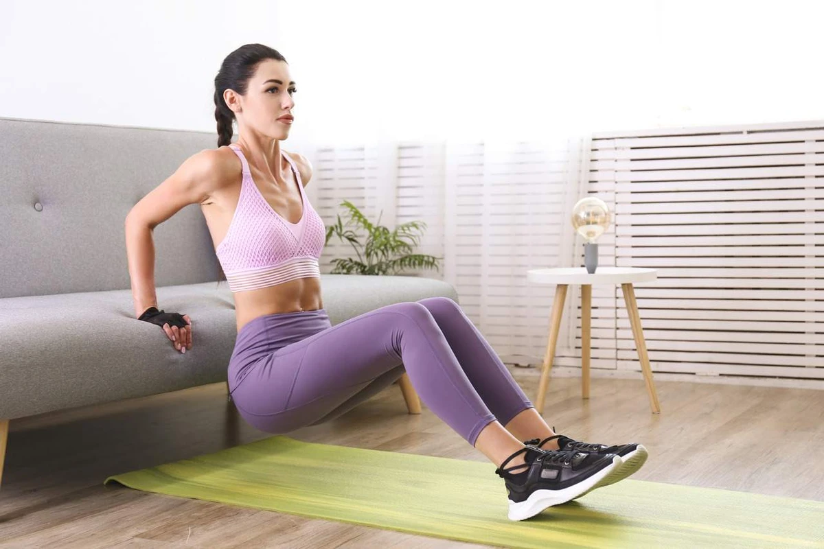 Treino caseiro fortalece os braços por Shutterstock