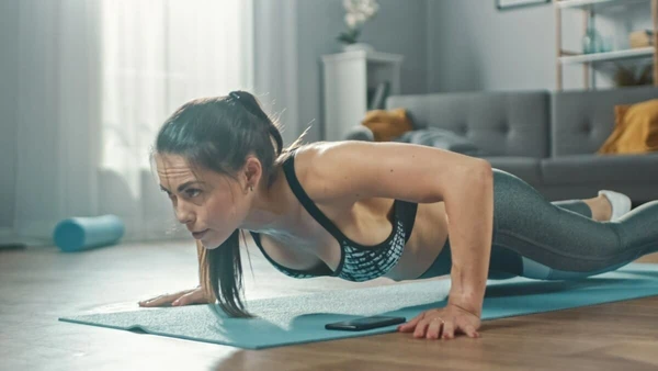 Treino caseiro fortalece os braços por Shutterstock