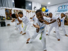 Imagem - Capoeiragem Mirim: com aulas gratuitas para crianças e adolescentes, projeto leva os valores da capoeira pelo mundo