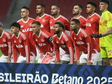 Imagem - Jogadores do Internacional traíram as esposas com filha de figura influente do clube, afirma portal