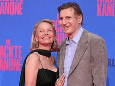 Imagem - Liam Neeson e Pamela Anderson abrem o jogo sobre possível romance