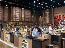 Imagem - Quem saiu do MasterChef 2025? Eliminação dupla de rivais surpreende em episódio polêmico