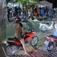 Imagem - Porta é usada como maca para socorrer motociclista por falta de ambulância