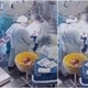 Imagem - Vídeo: médicos seguram paciente em cirurgia durante terremoto