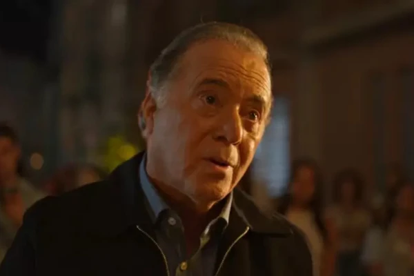 Abel vai costurar novamente todas as roupas sabotadas do desfile por Reprodução / TV Globo