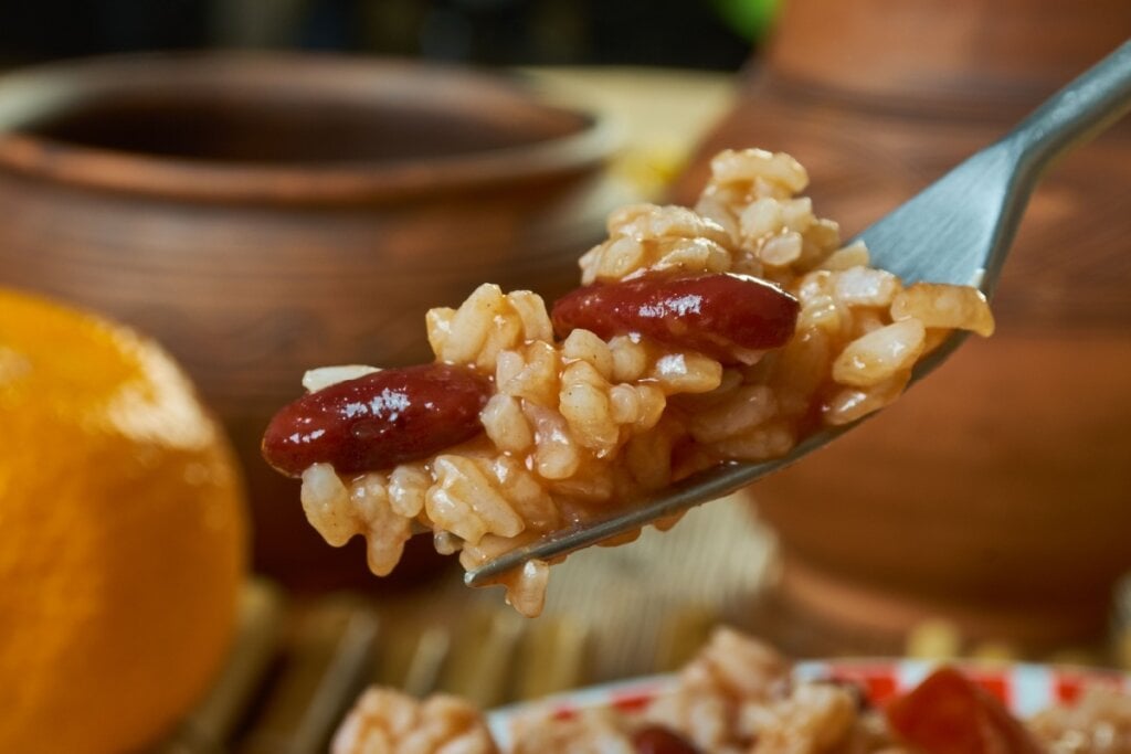 A combinação entre arroz e feijão contribui para a saúde do coração (Imagem: Fanfo | Shutterstock)