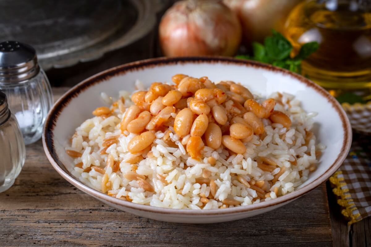 Juntos, o arroz e o feijão formam uma proteína completa (Imagem: Esin Deniz | Shutterstock)
