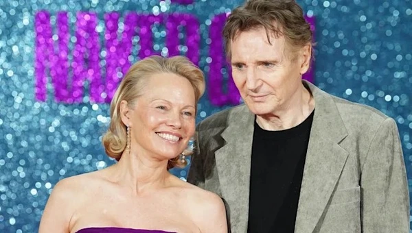 Liam Neeson e Pamela Anderson  por Reprodução / Getty Images