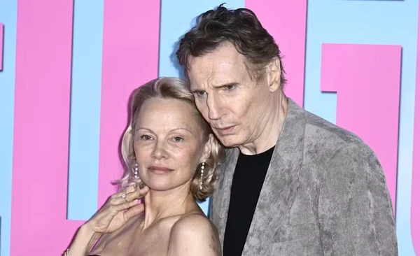 Liam Neeson e Pamela Anderson  por Reprodução / Getty Images