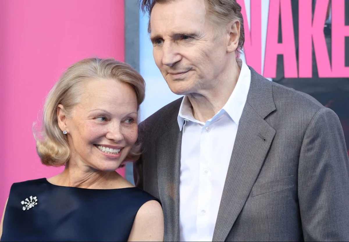 Liam Neeson e Pamela Anderson  por Reprodução / Getty Images
