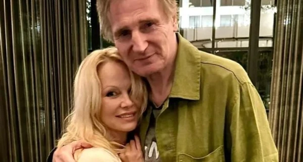 Liam Neeson e Pamela Anderson  por Reprodução / Getty Images