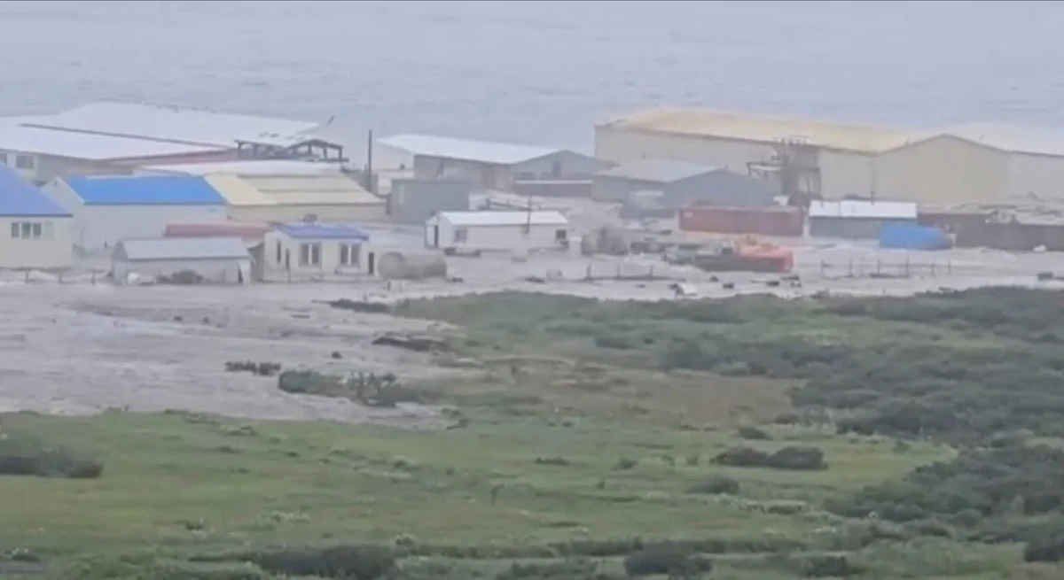 Onda passou por um prédio localizado perto da costa, após um forte terremoto atingir a Península de Kamchatka, em Severo-Kurilsk, região de Sakhalin, Rússia por Divulgação