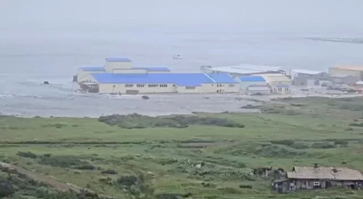 Onda passou por um prédio localizado perto da costa, após um forte terremoto atingir a Península de Kamchatka, em Severo-Kurilsk, região de Sakhalin, Rússia por Divulgação
