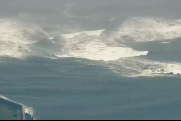 Ondas de destruição se formam no Oceano Pacífico