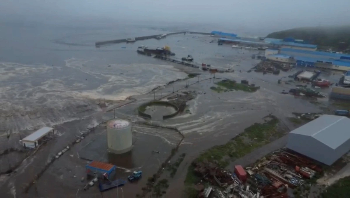 Ondas de tsunami inundaram área após um forte terremoto de magnitude 8,8 atingir o extremo leste da Península de Kamchatka, em Severo-Kurilsk, região de Sakhalin, Rússia por Divulgação