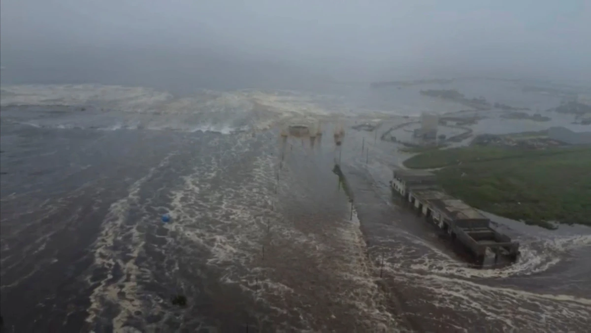 Ondas de tsunami inundaram área após um forte terremoto de magnitude 8,8 atingir o extremo leste da Península de Kamchatka, em Severo-Kurilsk, região de Sakhalin, Rússia por Divulgação