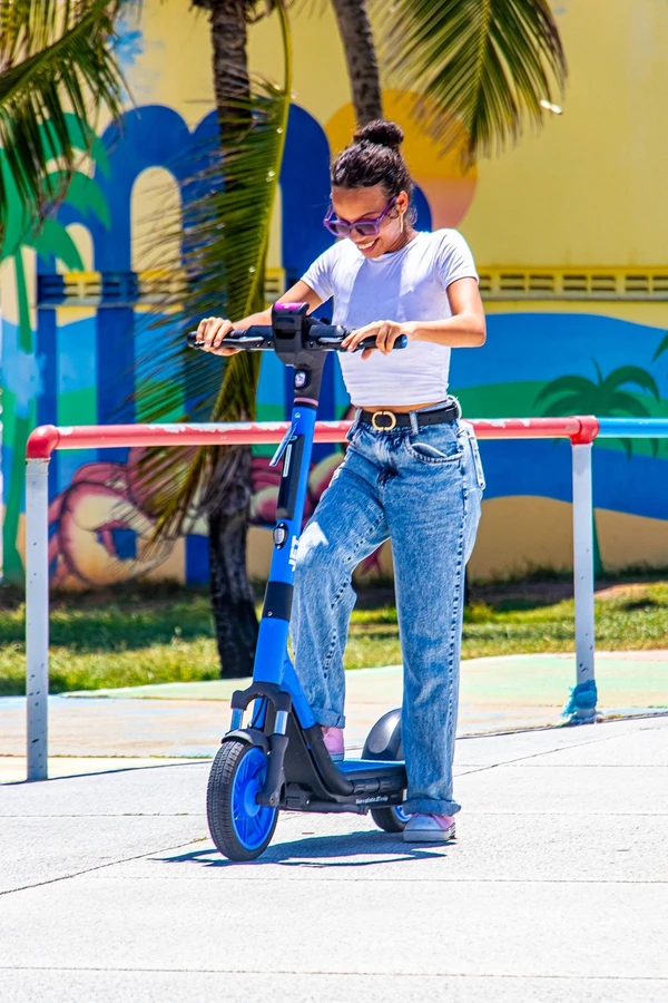 Patinetes elétricos foram usados para mais de 350 mil viagens em Salvador por Divulgação