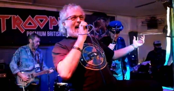 Paul Mario Day, primeiro vocalista do Iron Maiden, morre aos 69 anos por Reprodução