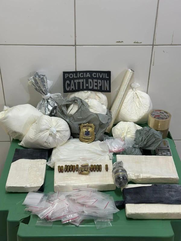Traficantes foram presos com drogas e granada por Reprodução
